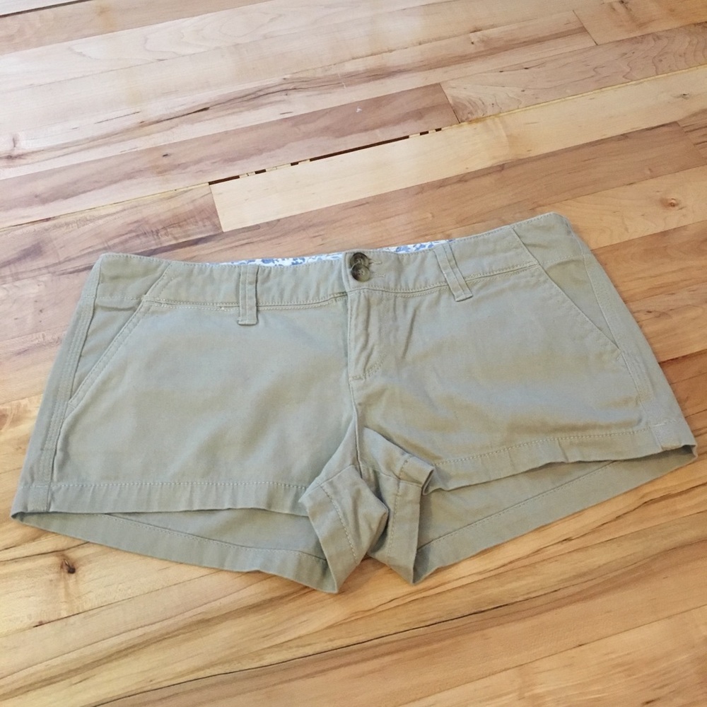 American Eagle tan shorts